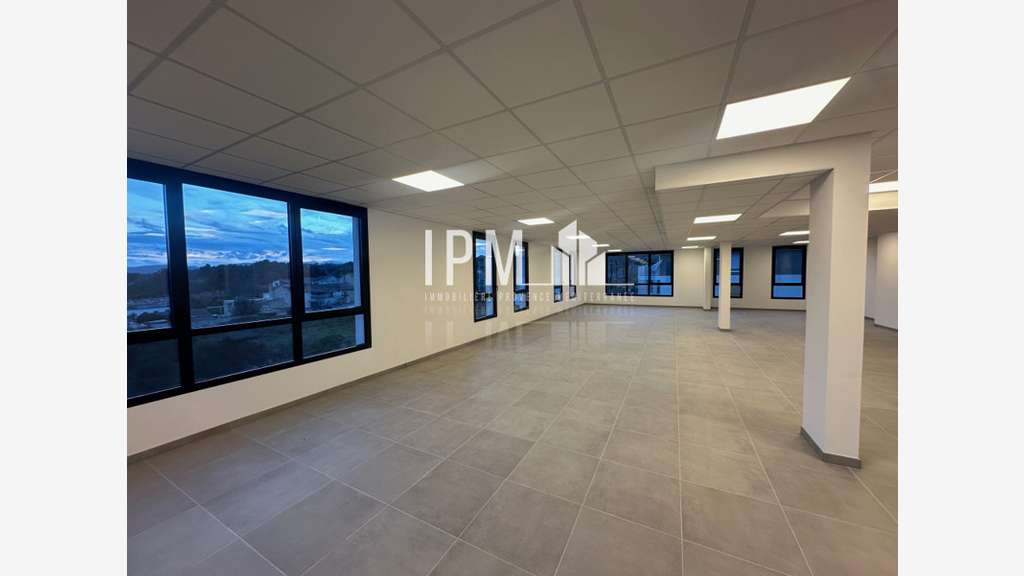 AV bureaux 301m² divisible  ZA Napollon à Aubagne
