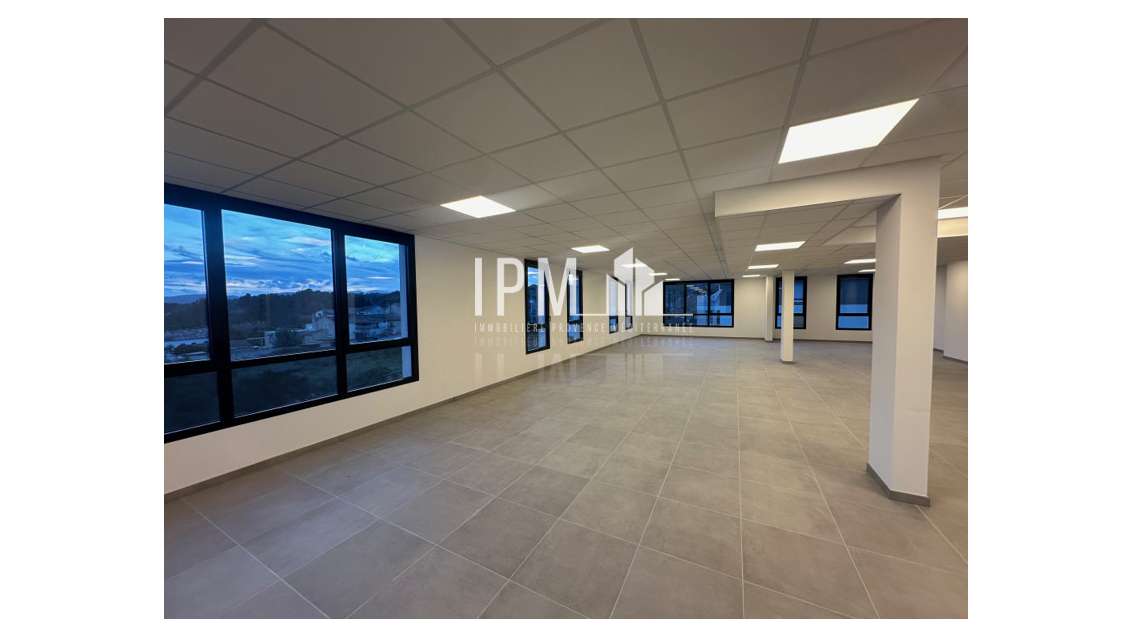 AV bureaux 301m² divisible  ZA Napollon à Aubagne