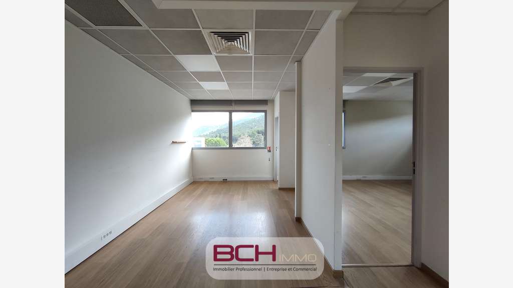 Vente bureaux lumineux, PMR, parkings privés, ZI 