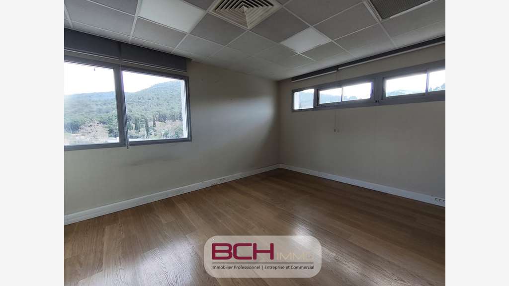 Vente bureaux lumineux, PMR, parkings privés, ZI 