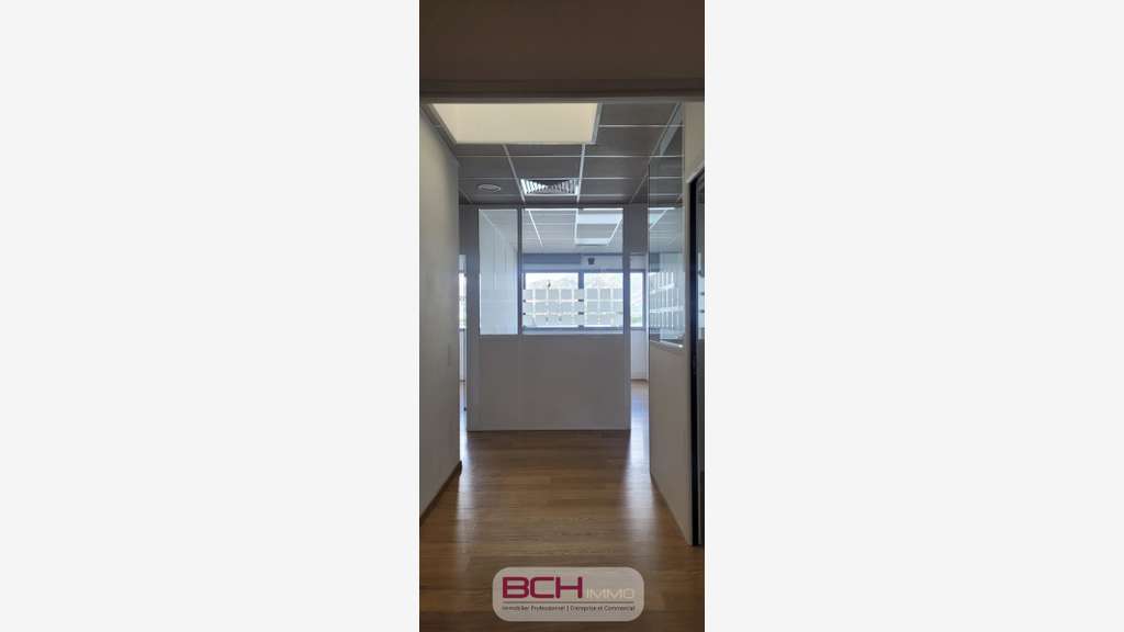 Vente bureaux lumineux, PMR, parkings privés, ZI 