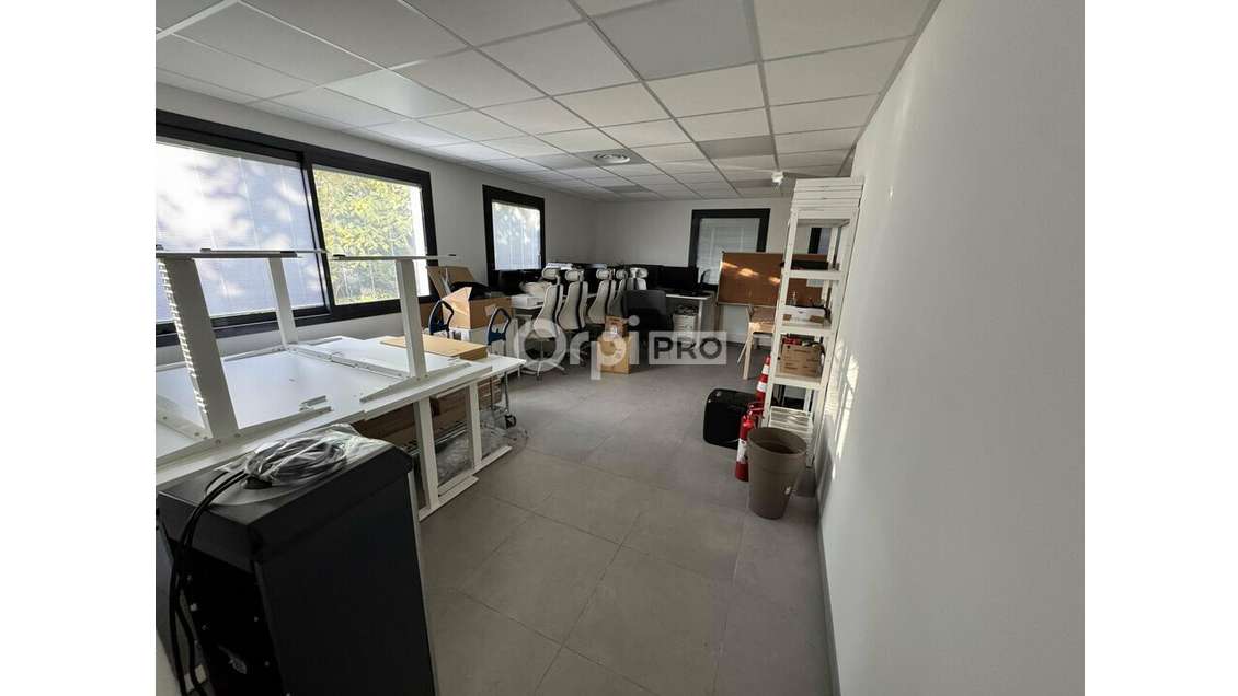 Bureau neuf de 63m² à vendre en RDC à Avignon