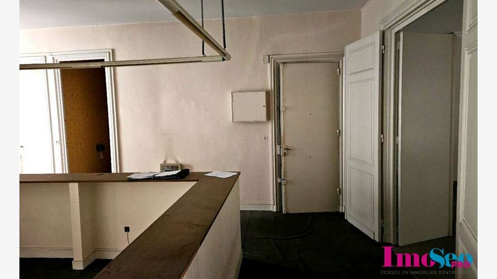 AV bureaux 173m² R+1 à rafraîchir centre Bordeaux 