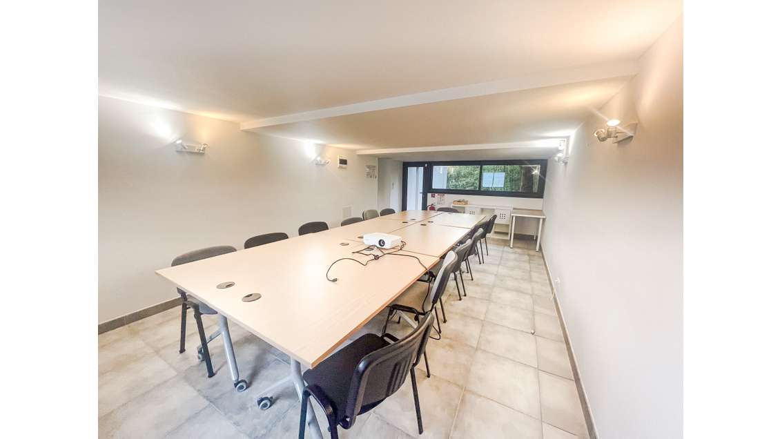 Immeuble de 11 bureaux et salle de réunion idéalem