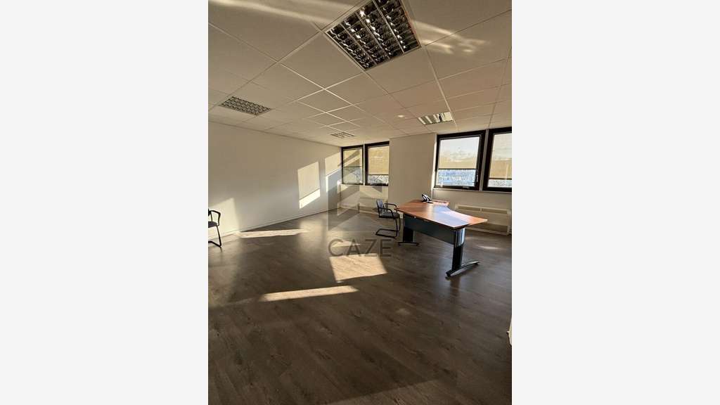 Opportunité bureaux 140m² R+1 à vendre à Bruges