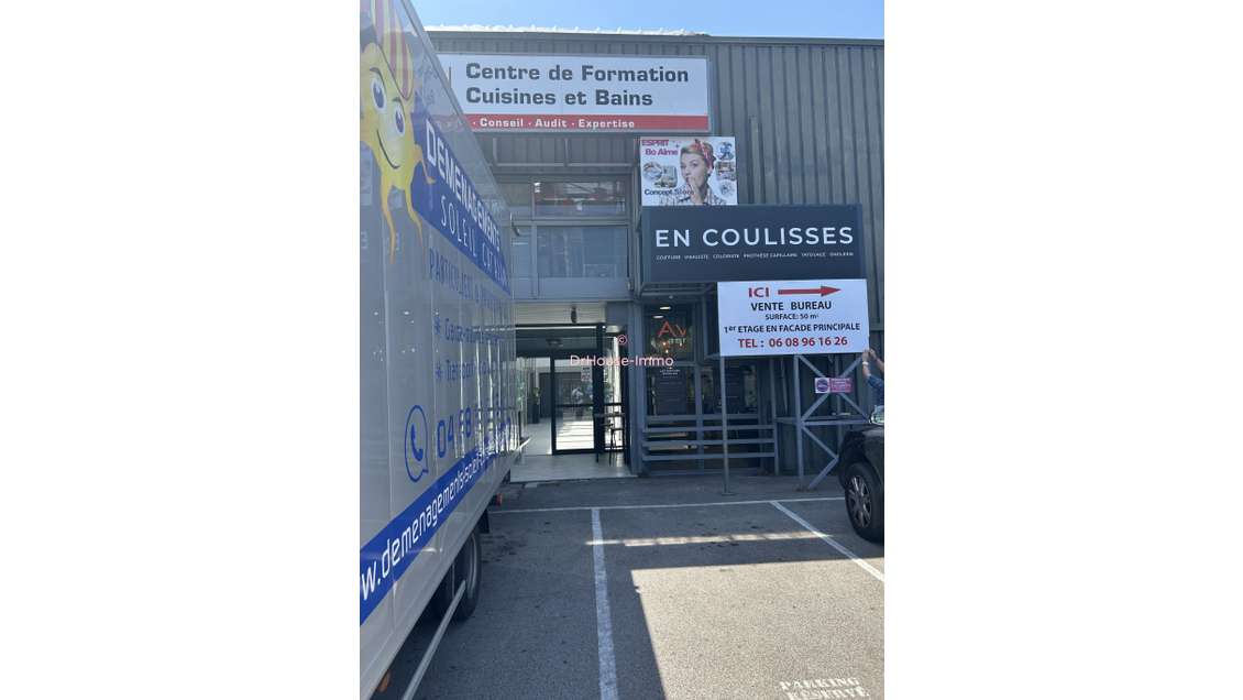 LOCAL COMMERCIAL AVEC EMPLACEMENT DE PREMIER CHOIX