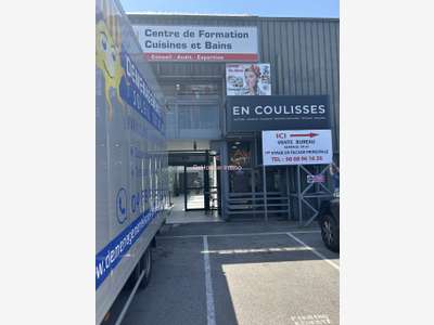 LOCAL COMMERCIAL AVEC EMPLACEMENT DE PREMIER CHOIX