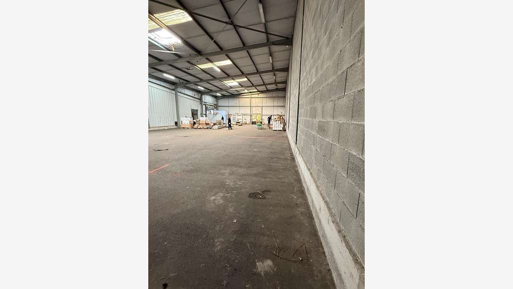 Local/bureau 960m² à vendre proche de Chanas (38)