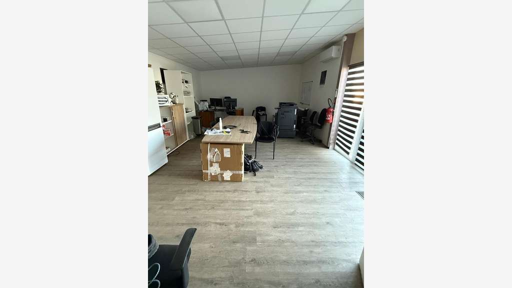 Local/bureau 960m² à vendre proche de Chanas (38)