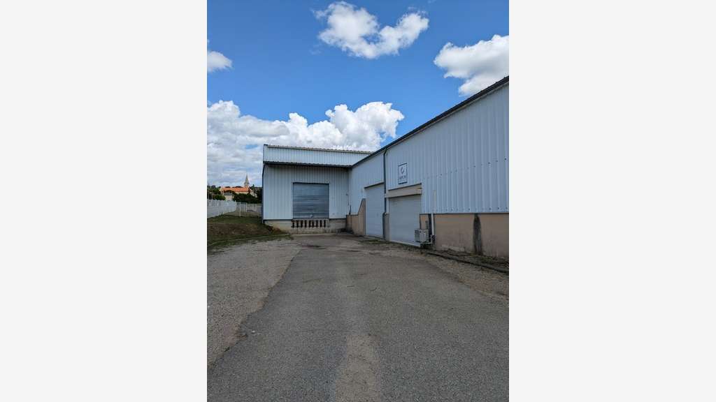 Local/bureau 960m² à vendre proche de Chanas (38)