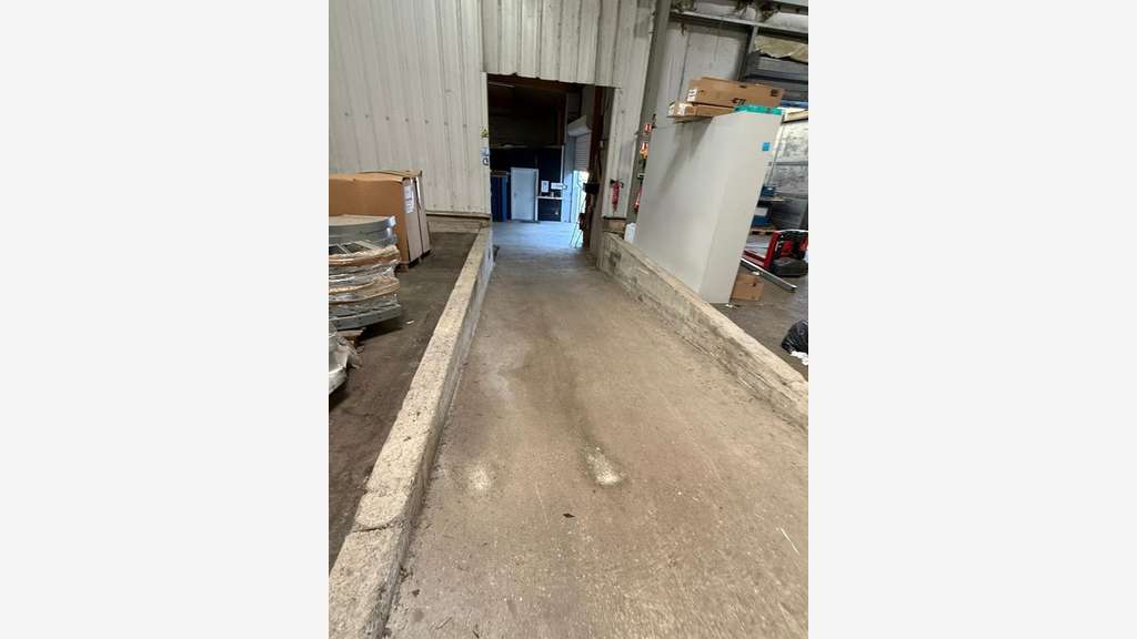 Local/bureau 960m² à vendre proche de Chanas (38)