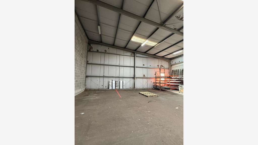 Local/bureau 960m² à vendre proche de Chanas (38)