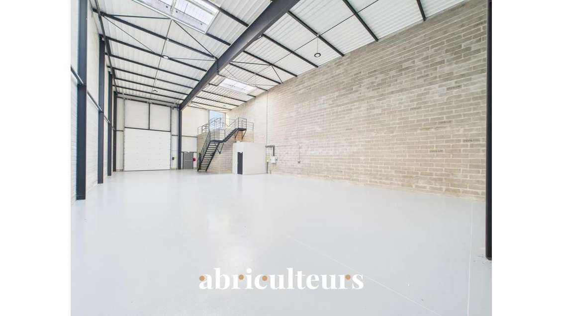 Local d'activité neuf de 300 m² - À 1h de Paris, a