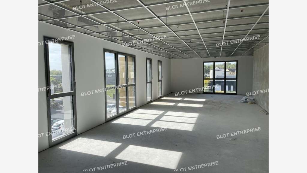 A LOUER - BUREAUX - RENNES EST - 871 m²