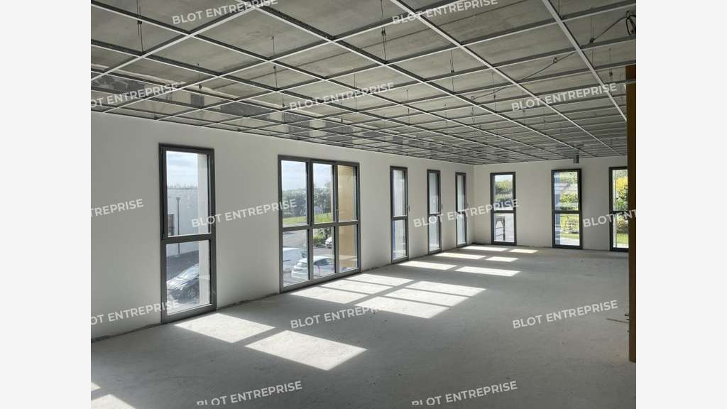 A LOUER - BUREAUX - RENNES EST - 871 m²