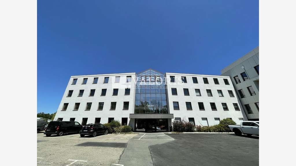 Bureaux cloisonnés 144m² R+1 à vendre à Dardilly 