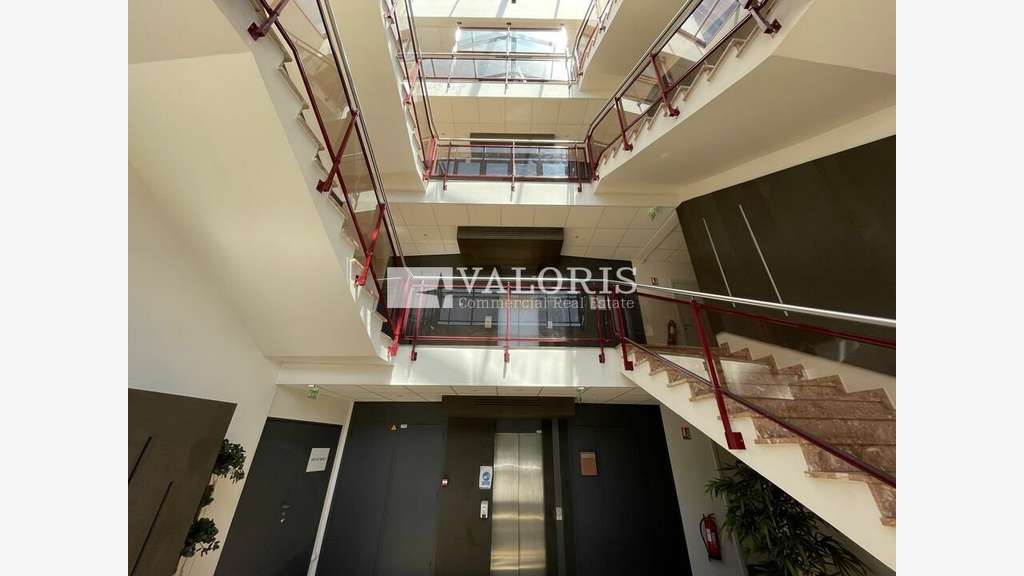 Bureaux cloisonnés 144m² R+1 à vendre à Dardilly 