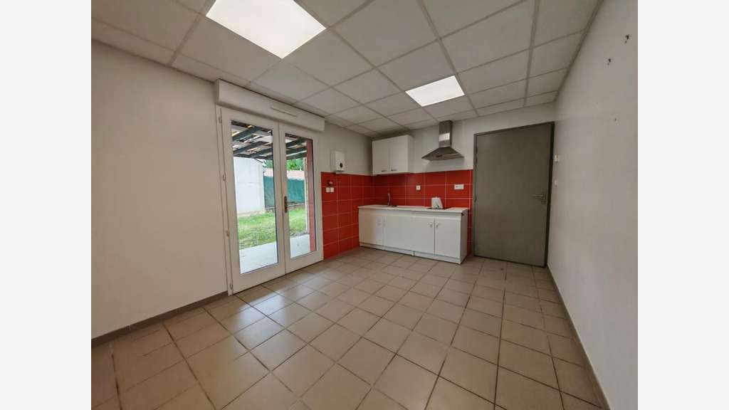 Locaux professionnels sur terrain de 1000 m² à E