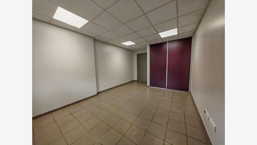 Locaux professionnels sur terrain de 1000 m² à E