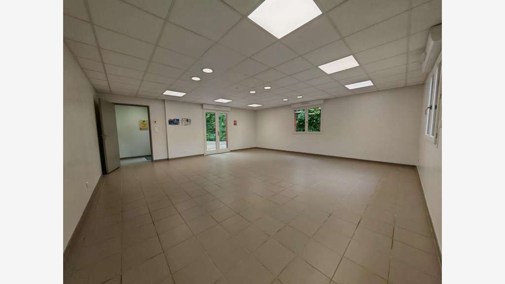 Locaux professionnels sur terrain de 1000 m² à E