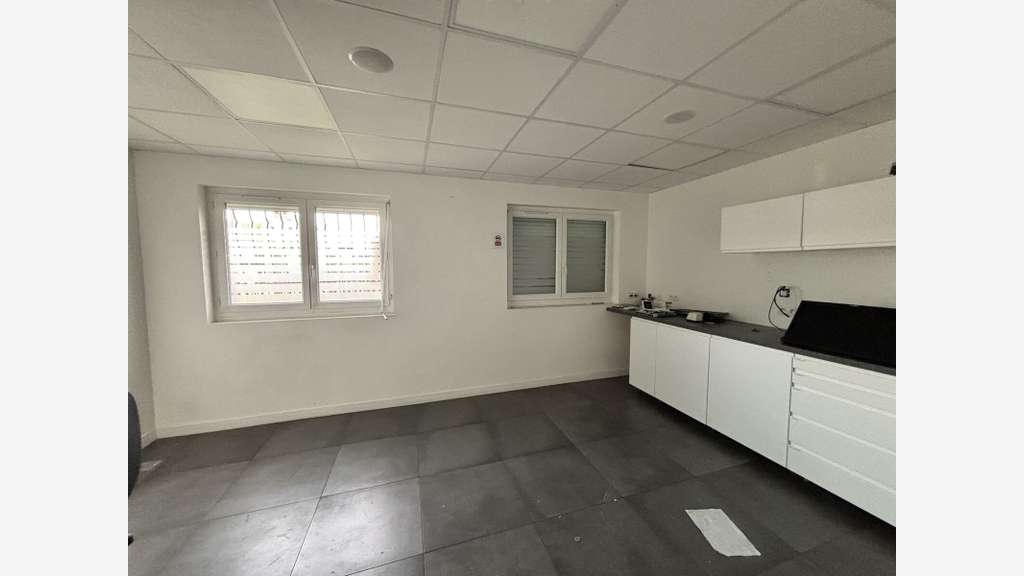 Bureaux et local commercial à vendre
