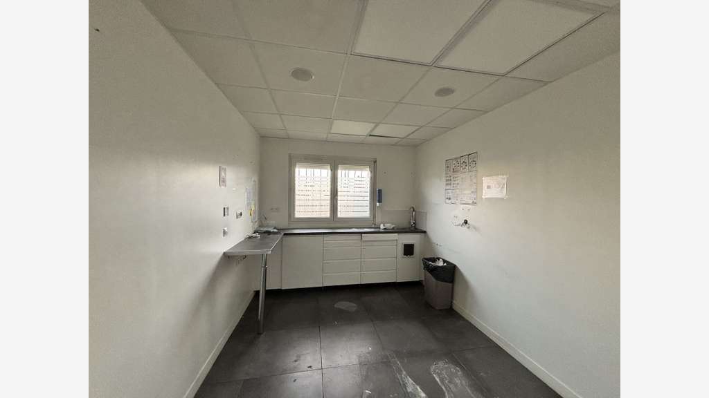 Bureaux et local commercial à vendre