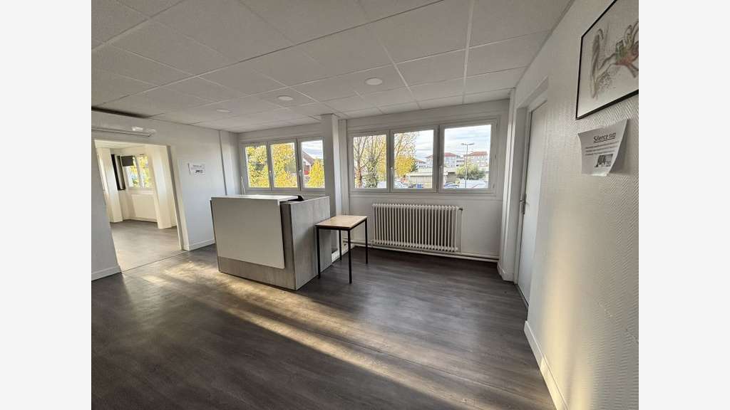Bureaux et local commercial à vendre