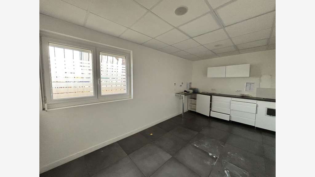 Bureaux et local commercial à vendre