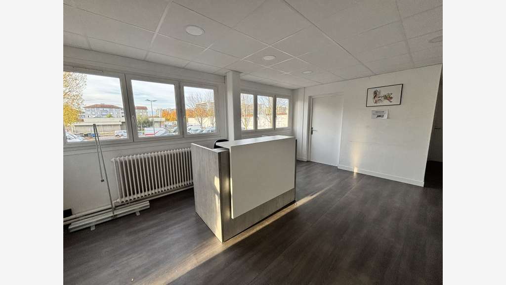 Bureaux et local commercial à vendre