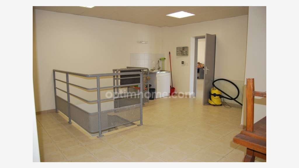 Cède espace stockage et bureaux 760m² Fontclaireau