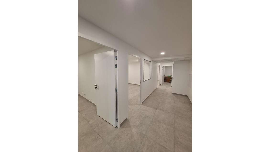 À Fréjus, bureau neuf d'une superficie de 80 m². B