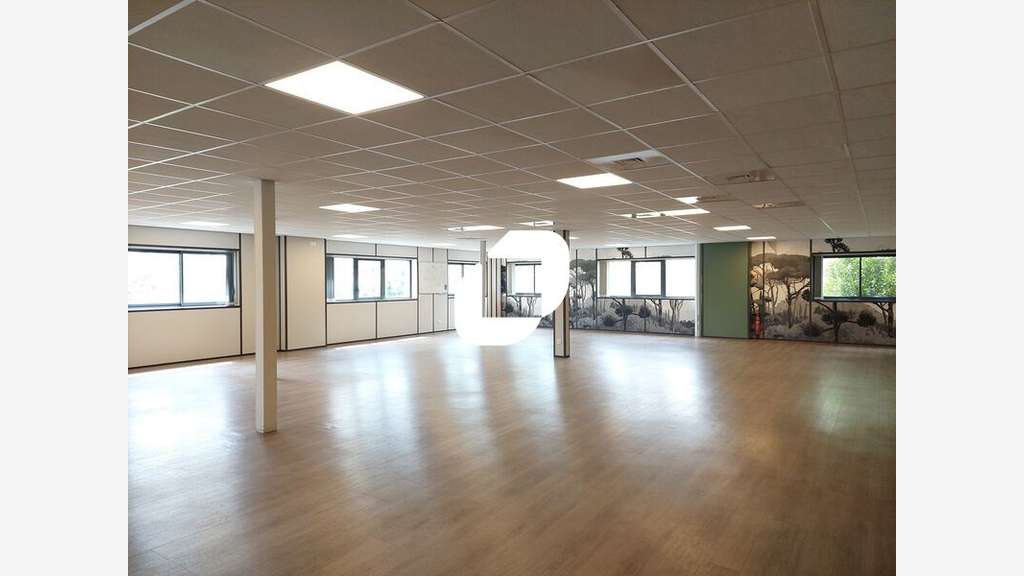 Vente Bureaux 1721m² Gazeran