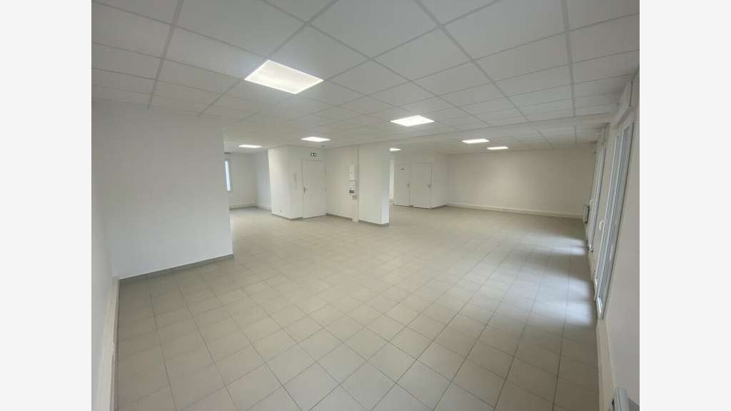 AV bureaux 300m² proche A6 et N7 à Grigny
