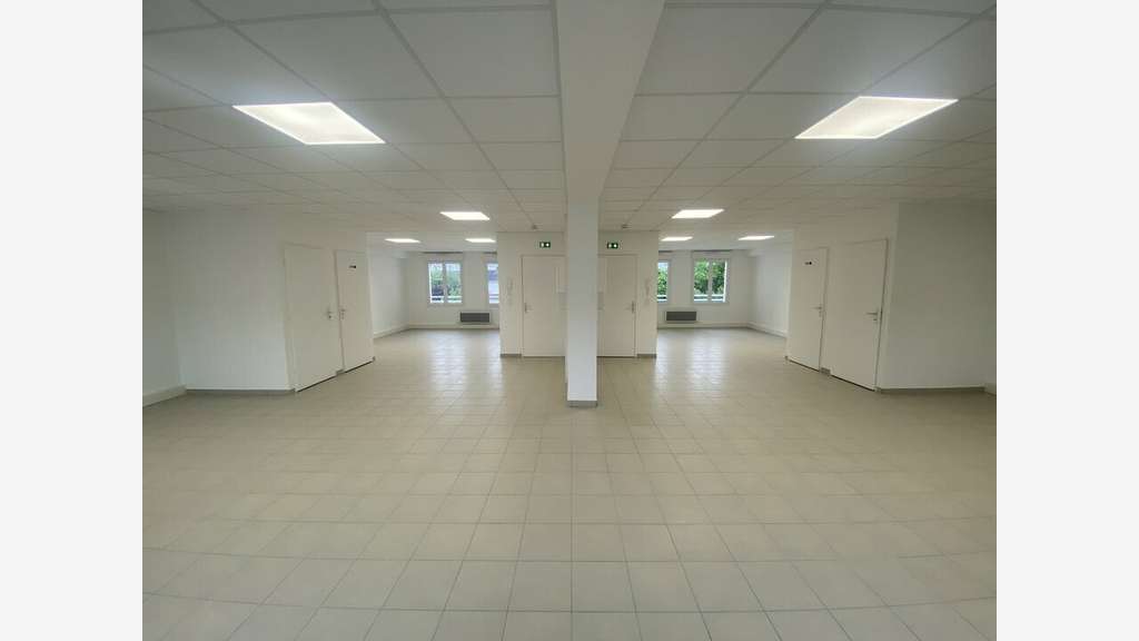 AV bureaux 300m² proche A6 et N7 à Grigny