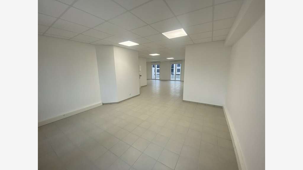 AV bureaux 300m² proche A6 et N7 à Grigny