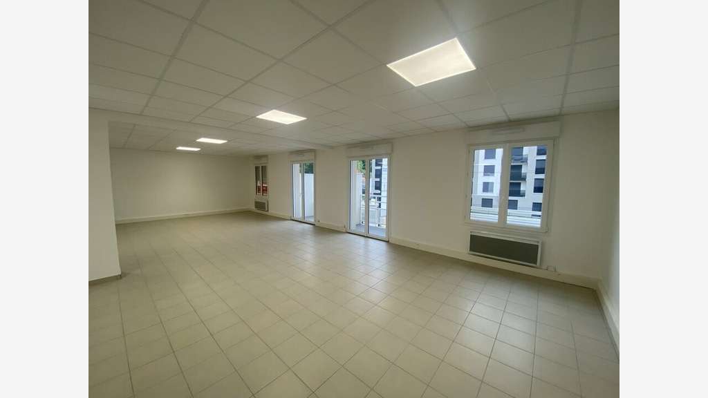 AV bureaux 300m² proche A6 et N7 à Grigny