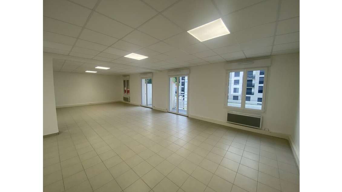 AV bureaux 300m² proche A6 et N7 à Grigny 