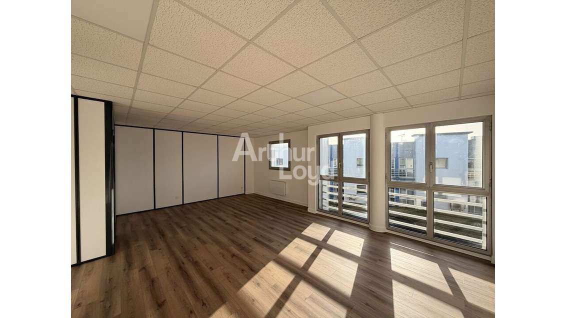 Immeuble de bureaux à vendre à Jaunay-Clan