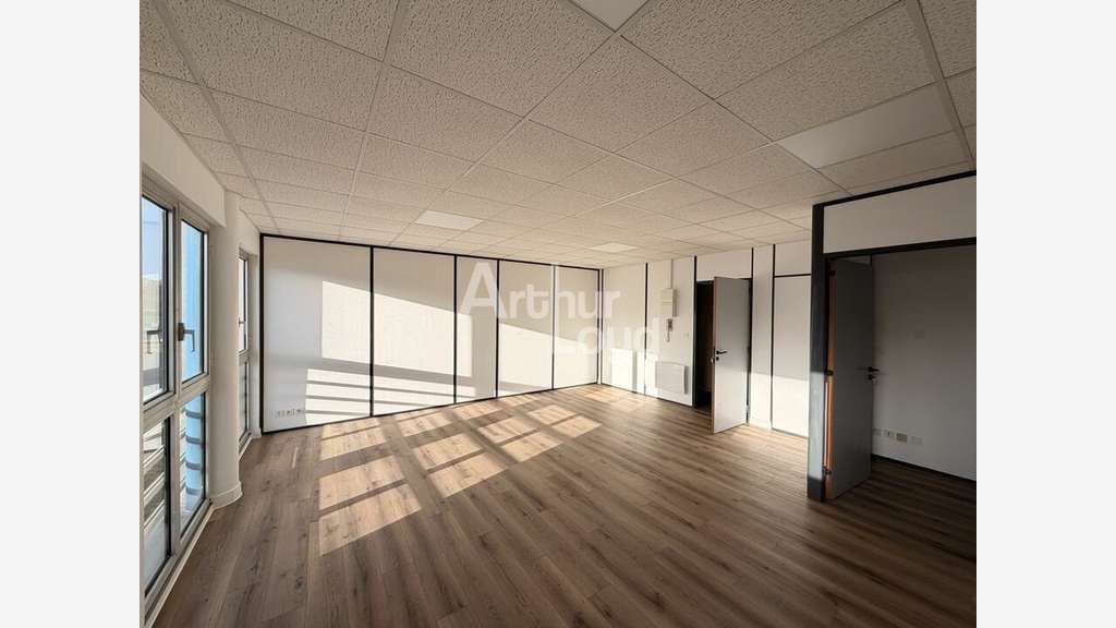 Immeuble de bureaux à vendre à Jaunay-Clan