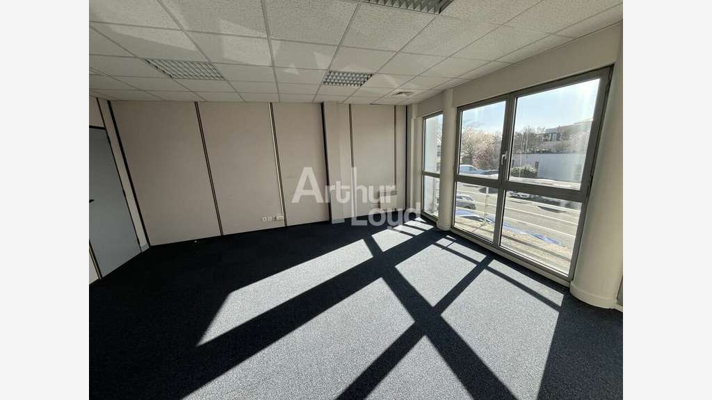 Immeuble de bureaux à vendre à Jaunay-Clan