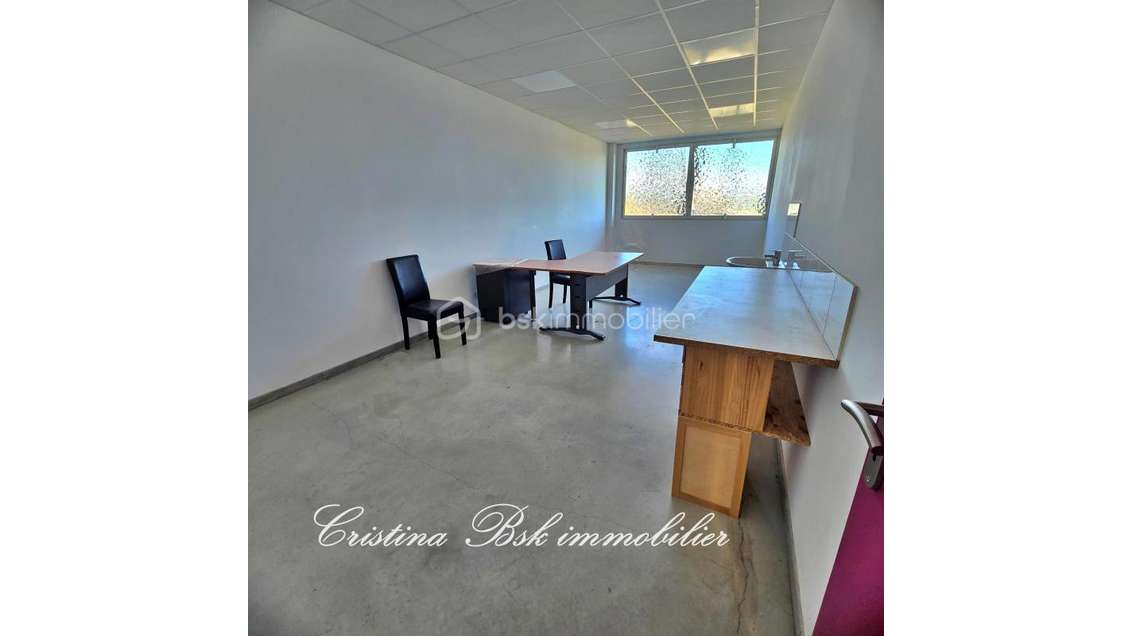 A vendre 3 locaux professionnels à la Brillanne