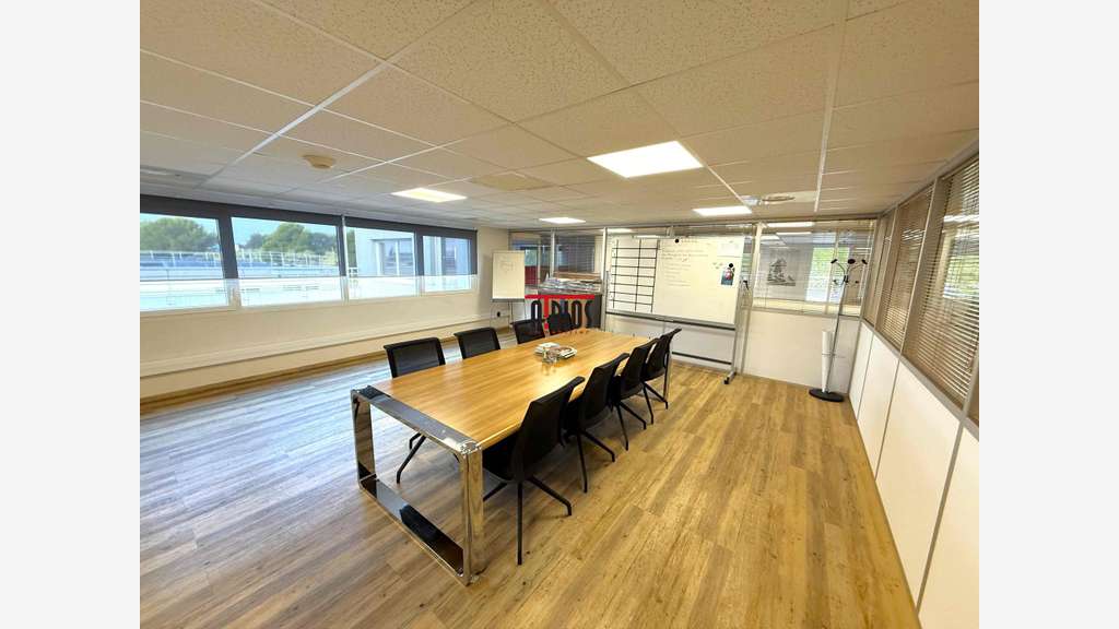 Vente bureaux 246m² + terrasse en ZI à la Farlède
