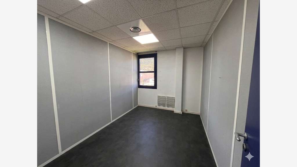 Vente bureaux 92m² avec parkings Zone Grand Var