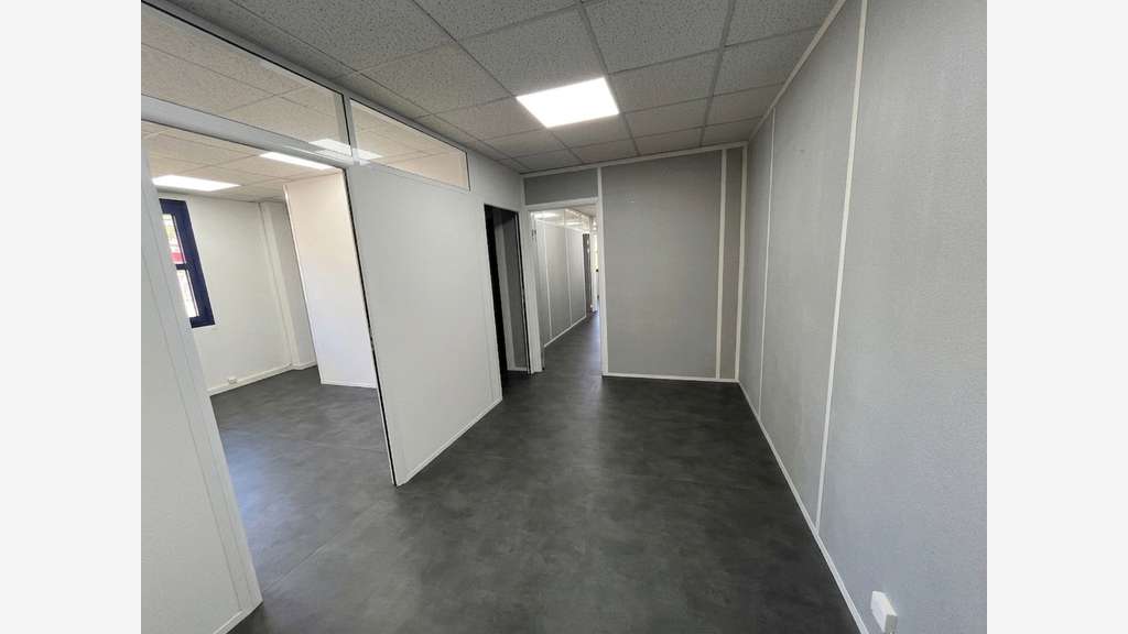 Vente bureaux 92m² avec parkings Zone Grand Var