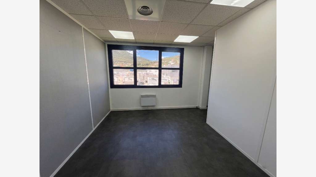 Vente bureaux 92m² avec parkings Zone Grand Var