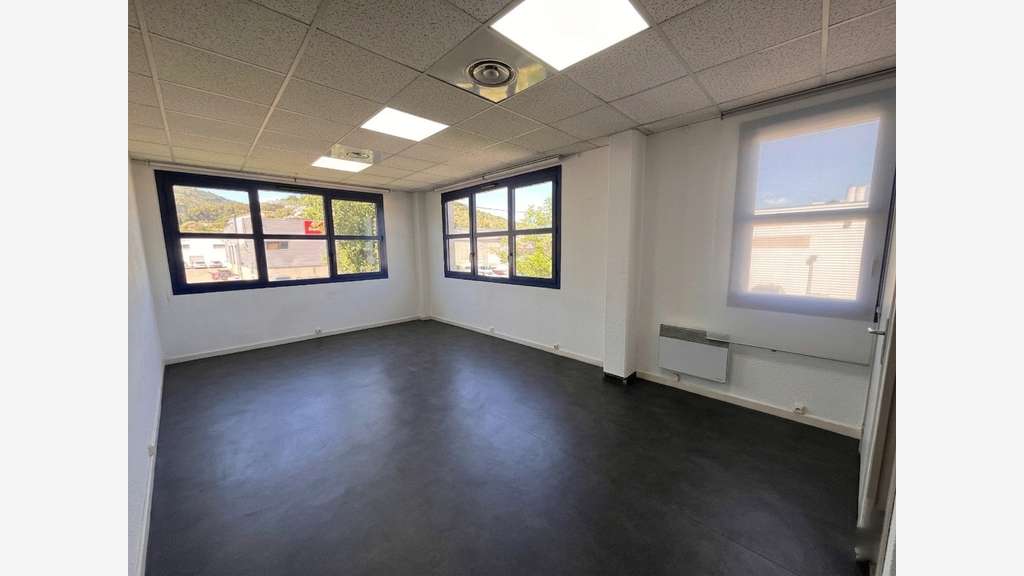 Vente bureaux 92m² avec parkings Zone Grand Var