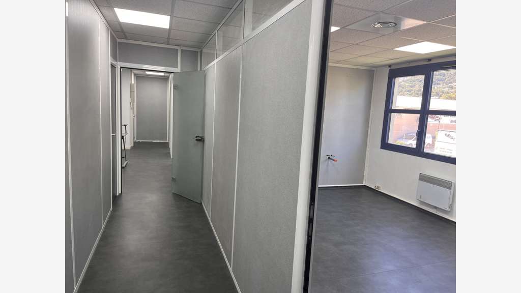 Vente bureaux 92m² avec parkings Zone Grand Var