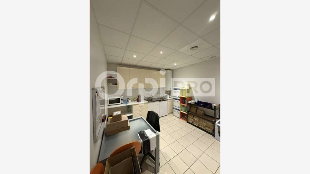 AV bureaux 233m² + 10 places stationnement dept 17