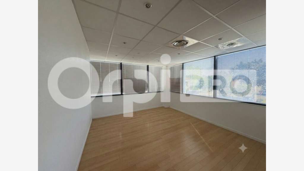 AV bureaux 233m² + 10 places stationnement dept 17