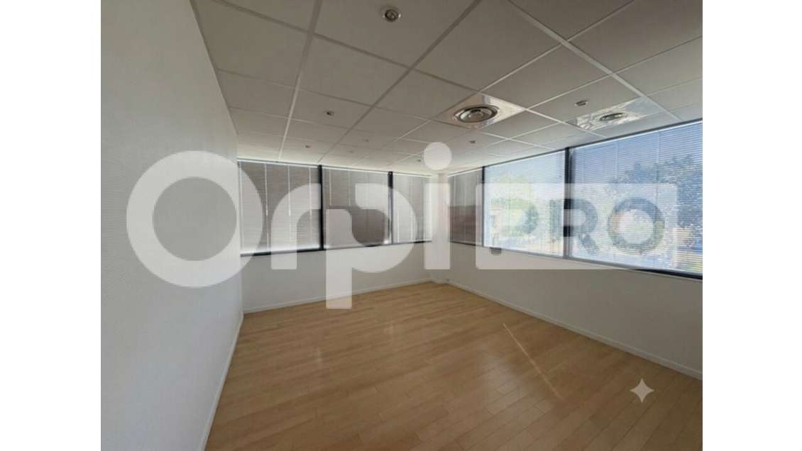 AV bureaux 233m² + 10 places stationnement dept 17
